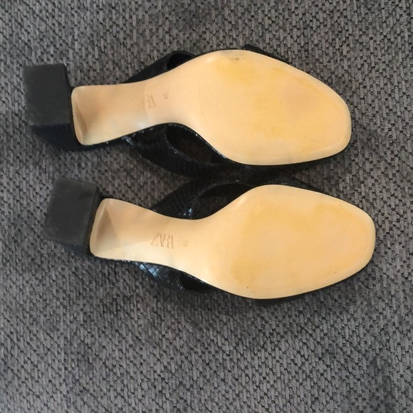 𝅺ZARA black faux snakeskin chunky heeled sandals. - Picture 4 of 6